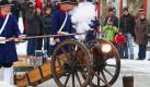 Mitglieder der Schützengilde feuern am Sonntag beim Neujahrsschießen in Fehrbellin (Kreis Prignitz-Ruppin) mit einer 75-Millimeter-Haubitze und einer kleinen Kanone (Kalliber 39 Millimeter).  Foto: ddp