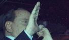 RESENDING TO PROVIDE AN ALTERNATIVE CROP OF ROM120 - Italian Premier Silvio Berlusoni waves to journalists as he leaves the Quirinale, Presidential palace, after meeting with Italian President Giorgio Napolitano, in Rome, Tuesday, Nov. 8, 2011. Premier Silvio Berlusconi won a much-watched vote Tuesday, but the result laid bare his lack of support in Parliament as financial pressure from the eurozone debt crisis pummeled Italy. (AP Photo/Andrew Medichini) Foto: dapd