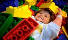 Kistenweise haben manche Kinder die kleinen Lego-Steine zuhause stehen, und auch viele Erwachsene können sich der Faszination nicht ganz erwehren. Und so besitzt jeder Mensch im Schnitt 62 Lego-Steine, damit kann man schon.... Foto: dapd