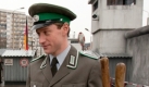 ... an der Grenze zur DDR sich in den Grenzsoldaten Sascha (Maxim Mehmet) verliebt. Foto: Warner Bros.