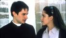 Das Szenenfoto zeigt den jungen Geistlichen Amaro (Gael Garcia Bernal), der im neuen Kinofilm 'Die Versuchung des Padre Amaro' der 16-jährigen Amelia (Ana Claudia Talancon) verliebt in die Augen schaut. Als Amaro seine erste Pfarrstelle antritt, platzen seine Illusionen um die Kirche und ihre Diener schnell, als er erfährt, wie viele Kollegen in welche heimlichen Skandale verwickelt sind. Bei der Begnung mit Amelia, dei schließlich schwanger wird, ist auch er nicht mehr in der Lage, getreu den Regeln der Kirche zu Leben und steht vor den Trümmern seiner priesterlichen Existenz. Starttermin des romantischen Dramas von Regisseur Carlos Carrera ist am 15.05.2003 dpa (zu dpa-Kinostarts vom 11.05.2003) Foto: dpa