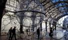Besucher betrachten im Museum für Gegenwart im Hamburger Bahnhof in Berlin die Installation Cloud Cities - zu deutsch Wolkenstädte. Die Ausstellung mit Werken des argentinischen Künstlers Tomas Saraceno findet von Donnerstag an bis zum 15. Januar 2012 statt.  Foto: dapd