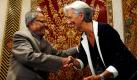 Der indische Finanzminister Pranab Mukherjee empfängt in Neu Delhi seine französische Kollegin Christine Lagarde. Lagarde stellt sich mit ihrem Besuch in dem asiatischen Land als Kandidatin für den Vorsitz des Internationalen Währungsfonds (IWF) vor.  Foto: dapd