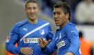 Ein Tänzchen in Ehren: Hoffenheims Roberto Firmino (rechts) feiert seinen Führungstreffer gegen Freiburg. Sein Teamkollege Fabian Johnson, der das Tor vorbereitet hatte, freut sich mit dem Brasilianer. Foto: dapd