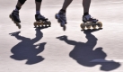 Die Sonne wirft in Berlin die Schatten von Inline Skatern des Berlin Marathons auf den Asphalt. Fast 8000 Skater gingen einen Tag vor dem Marathon der Läufer auf die 42,195 Kilometer lange Strecke. Foto: ap