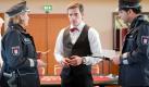 Wie ist der Überfall abgelaufen? Die Polizisten befragen den Karten-Dealer des Pokerturniers. Foto: ZDF/ Boris Laewen