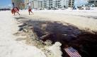 Öllachen verteilen sich am Strand von Gulf Shores im US-Bundesstaat Alabama. Die andauernden Versuche, die Ölpest unter Kontrolle zu bekommen, werden seit Anfang Juli durch den Beginn der Hurrikan-Saison weiter erschwert. Foto: dpa