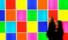 Besucher der Staatlichen Kunsthalle Baden-Baden gehen in der am Samstag beginnenden Ausstellung Daniel Buren Allegro Vivace an einer der Installationen vorbei. Buren entwickelte eine Folge von neun ortsspezifischen Installationen. Neben den stets wiederkehrenden verschiedenenfarbigen Streifen setzt er Materialien wie Glas, Spiegel und transparente farbige Vinylfolie ein.  Foto: dpa