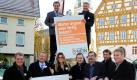Befürworter des umstrittenen Bahnprojekts Stuttgart 21 halten auf dem Schlossplatz in Neuhausen auf den Fildern (Landkreis Esslingen) Plakate in den Händen. Vertreter des lokalen Bündnisses «ES für Stuttgart 21» und der landesweiten Kampagne, ProStuttgart21 e.V., starteten die Plakatierung der Kampagne der Stuttgart 21-Befürworter im Vorfeld der Volksabstimmung am 27. November. Foto: dapd