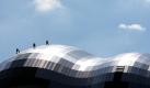 Was hier wie ein Extremsport aussieht gehört zur täglichen Arbeit dieser Männer: Fensterputzer seilen sich vom Dach des Sage Music Center im englischen Gateshead ab. Foto: ap