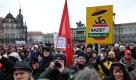 Teilnehmer einer linken Demonstration waehrend einer Veranstaltung am Samstag, 14. Februar 2009, in Dresden. Anlaesslich des 64. Jahrestages der Zerstoerung der Stadt durch Bombenangriffe der Alliierten im Februar 1945 finden in Dresden Gedenkveranstaltungen statt. (AP Photo/Matthias Rietschel) Left wing demonstrators during a rally to remember the victims of Dresden`s destruction at the end of WWII in Dresden, Germany, Saturday, Feb. 14, 2009, on the occasion of the 64th anniversary of the bombing. Banner right reads:'Nazis? No thanks.' (AP Photo/Matthias Rietschel) Foto: ap