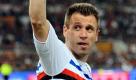 Forward Antonio Cassano of UC Sampdoria - a former AS Roma player - celebrates showing his fist against the Curve South where AS Roma 's supporters displayed banners against him, after his team mate Giampaolo Pazzini (out of pic) scored the draw goal against AS Roma during their Italian Serie A soccer match in Rome's Olympic stadium, Italy, late 25 April 2010. UC Sampdoria won 2-1 and AS Roma lost its leadership in the general standing. Foto: dpa