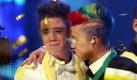 Luca Hänni (links) und Daniele Negroni (rechts) stehen beim Finale von Deutschland sucht den Superstar (DSDS) 2012 auf der Bühne. Doch nur einer kann gewinnen. Trotz stimmlicher Probleme und schiefer Töne ist es am Ende der Schweizer Luca. Foto: dapd