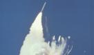 Der Außentank der Challenger explodiert und der Orbiter bricht auseinander.
At about 76 seconds, fragments of the Orbiter can be seen tumbling against a background of fire, smoke and vaporized propellants from the External Tank. The left Solid Rocket Booster (SRB) flys rampant, still thrusting. The reddish-brown cloud envelops the disintergrating Orbiter. The color is indicative of the nitrogen tetroxide oxidizer propellant in the Orbiter Reaction Control System.
On January 28, 1986 frigid overnight temperatures caused normally pliable rubber O-ring seals and putty that are designed to seal and establish joint integrity between the Solid Rocket Booster (SRB) joint segments, to become hard and non-flexible. At the instant of SRB ignition, tremendous stresses and pressures occur within the SRB casing and especially at the joint attachment points. The failure of the O-rings and putty to 'seat' properly at motor ignition, caused hot exhaust gases to blow by the seals and putty. During Challenger's ascent, this hot gas 'blow by' ultimately cut a swath completely through the steel booster casing; and like a welder's torch, began cutting into the External Tank (ET).

It is believed that the ET was compromised in several locations starting in the aft at the initial point where SRB joint failure occured. The ET hydrogen tank is believed to have been breached first, with continuous rapid incremental failure of both the ET and SRB. The chain reaction of events occurring in milliseconds culminated in a massive explosion.
The orbiter Challenger was instantly ejected by the blast and went askew into the supersonic air flow. These aerodynamic forces caused structural shattering and complete destruction of the orbiter. Though it was concluded that the G-forces experienced during orbiter ejection and break-up were survivable, impact with the ocean surface was not. Tragically, all seven crewmembers perished.
 Foto: wikipedia,BotMultichillT