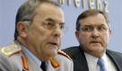 Der ehemalige Verteidigungsminister Jung (r.) und der inwischen seines Amtes enthobene Bundeswehr-Generalinspekteur Schneiderhan. Foto: ap
