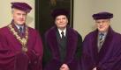 Die Ehrendoktorwürde der Philosophischen Fakultät der Jenaer Friedrich-Schiller-Universität ist am Dienstagabend (24.04.2001) dem ehemaligen Bundesbeauftragten für die Stasi-Unterlagen Joachim Gauck (M) verliehen worden. Links steht Rektor Prof. Karl-Ulrich Meyn, rechts der Dekan der Philosophischen Fakultät, Prof. Kurt Müller. Mit der Auszeichnung werden die Verdienste Gaucks um den Erhalt und die wissenschaftliche Erschließung des Quellenbestandes des DDR-Ministeriums für Staatssicherheit gewürdigt. dpa/lth 

 Foto: dpa