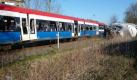 Nach dem Zusammenstoß mit einem LKW steht ein beschädigter Zug in Gronau an einem Bahnübergang. Zehn Menschen wurden verletzt, als der Sattelaufleger beim Rückwärts-Rangieren auf den Bahnübergang geriet und sich die Schranken schlossen. Der herbeifahrende Zug konnte nicht mehr rechtzeitig stoppen und streifte den Lkw, wie ein Polizeisprecher mitteilte. Foto: dapd