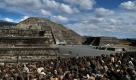 In der berühmten Mondpyramide der Ruinenstadt Teotihuacán fanden Forscher  die Überreste von Menschenopfern. Sie wurden gefesselt und  geköpft und dann als Grabbeigabe zusammengeschmissen. Vermutlich importierten die Azteken ihre Opfer von den Mayas und verschonten die eigene Bevölkerung. Foto: dpa