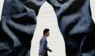 Eindeutig Größe XXXXXXL:Diese riesige Jeans ziert ein Schaufenster in einem neu errichteten Einkaufszentrum im chinesischen Schanghai. Foto: ap