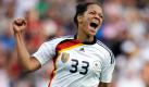 Celia Okoyino da Mbabi sorgte vor ihrem Debüt in der Nationalmannschaft für Aufsehen. In Bonn geboren und aufgewachsen, lagen die Wurzeln der Fußballerin doch in Frankreich und Kamerun. Ehe sie für Deutschland spielen durfte, mussten auch ihre Eltern die deutsche Staatsbürgerschaft annehmen. Die 21-Jährige besitzt heute den deutschen und französischen Pass, wurde 2004 Weltmeisterin mit der U19-Nationalelf und feierte im vergangenen Jahr den Europameistertitel mit Prinz und Co. Foto: dpa