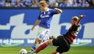 Er verwaltet die Schießbude der Liga: Oliver Barth (rechts, gegen Lewis Holtby) ist Freiburgs Abwehrchef und musste mit den Breisgauern in dieser Spielzeit bereits 22 Gegentreffer hinnehmen. Gegen Schalke zeigten er und seine Kollegen eine schwache Leistung. Die kann auch Papiss Demba Cissé im Sturm nicht ausbügeln. Foto: dpa