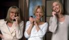 Die Schwestern Georgia (Diane Keaton, l), Eve (Meg Ryan, M) und Maddy (Lisa Kudrow) hängen in dem neuen Kinofilm 'Aufgelegt!' (Szenenfoto) an der Telefonstrippe. Die drei telefonieren für ihr Leben gern - doch das ist auch das einzige, was sie noch verbindet. Aufgrund anderer Ansichten über Leben, Liebe und Karriere habe sie sich auseinander gelebt. Starttermin der romantischen Komödie, bei der Hauptdarstellerin Diane Keaton auch Regie führte, ist der 18.05.2000. dpa (zu dpa-KORR ''Aufgelegt!': Keaton, Ryan, Kudrow: Schwesterntrio mit Erfolgsgarantie' am 14.05.2000)  Foto: dpa