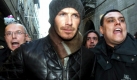 Von Bodyguards begleitet geht Fuballstar David Beckham (m) in Mailand in der Via della Spiga shoppen. Foto: Vince Paolo Gerace. Foto: dpa