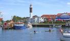 Der kleine Yachthafen direkt am Timmendorfer Strand auf Poel lädt zum Flanieren ein. Restaurants bieten hier frische Fischgerichte sowie regionale Spezialitäten an. Foto: Kurverwaltung Insel Poel/Rene Legrand