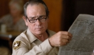 Sheriff Bell (Tommy Lee Jones) hlt eine Zeitung in seinen Hnden (undatierte Filmszene). Der lakonische Westernthriller No Country for Old Man der Brder Ethan und Joel Coen wurde am Dienstag (22.01.2008) als bester Film und in sieben weiteren Kategorien f Foto: dpa