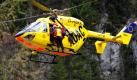 Rettungsassistenten stehen am Spitzingsee in Bayern während einer Einsatzübung zur Brandbekämpfung im Gebirge auf den Kufen eines BK 117 B2-Rettungshubschraubers. Insgesamt sieben Hubschrauber der bayerischen Polizei, der Bundeswehr, der Bundespolizei und der ADAC-Luftrettung waren an der Übung beteiligt. Foto: ddp
