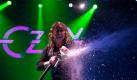 Ozzy Osbourne sprays photographers and the crowd with a spray foam gun during his concert in Vancouver, British Columbia, Sunday, Nov 14, 2010. (AP Photo/THE CANADIAN PRESS/Jonathan Hayward)




 Foto: dapd