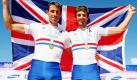 Die britischen Goldmedaillengewinner Mark Hunter (links) und Zac Purchase feiern ihren Sieg in der Leichtgewichtsklasse im Doppel bei den Ruderweltmeisterschaften in Lake Karapiro in Cambridge, Neuseeland. Die beiden legten die geforderte Strecke im Wettkampf in 7 Minuten und 13,47 Sekunden zurück und waren damit schneller als das italienische Ruderboot, das sich mit dem zweiten Platz begnügen musste. Foto: dapd