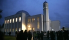 Gäste der feierlichen Einweihung der Die Ahmadiyya-Moschee ist die erste im Osten Berlins. Das Gotteshaus in Pankow-Heinersdorf ist Heimat der Ahmadiyya-Gemeinde. Gegen den Bau gab es zahlreiche Proteste von Anwohnern. Foto: dpa