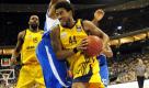 Berlins Guard Bryce Taylor geht beim vierten Play-Off-Spiel des Halbfinales Alba Berlin gegen Skyliners Frankfurt mit dem Ball zum Korb.  Foto: dapd