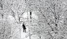 Eine Frau stapft in Tiflis, Georgien, durch die verschneiten Straßen der Stadt. Mit Minusgraden und Schneefall hat der Winter die Hauptstadt des Landes eingenommen.  Foto: dpa