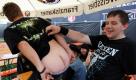 Auf dem Wacken Musikfestival wird jedes Jahr ausgelassen gefeiert, wie hier zu sehen. Derselbe Spaß endete auf einem Zeltfest in der Steiermark allerdings mit einer Anzeige. 50 Euro Strafe bekam ein junger Mann aufgedrückt, weil er im Beisein von Polizisten gefurzt hatte. In der Anzeige klang das so: «Sie haben einer Amtshandlung der Polizei als Unbeteiligter beigewohnt und neben den Beamten und den beteiligten Personen einen Darmwind (Furz) gelassen, was unter den Anwesenden zu großem Gelächter geführt hat.» Verstoß gegen das Landessicherheitsgesetz, den umstrittenen «Anstandparagrafen» in der Steiermark. Der Herr wollte keinen großen Wind darum machen und zahlte die 50 Euro. Andernfalls hätte ihm ein Tag Gefängnis gedroht. Foto: dapd