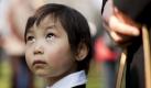 Nach dem Beben ist vor der Verarbeitung: Japanische Kinder müssen lernen, mit der Katastrophe umzugehen. Hier nimmt die  zweijährige Chouko in Düsseldorf an einer Gedenkstunde für die Opfer der Katastrophe in Japan teil.
 Foto: dpa