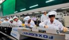 (FILE) A file photo dated 26 May 2010 showing Foxconn employees working on the production line at the Foxconn Lunghua plant in the southern Chinese city of Shenzhen in Guangdong province. Foxconn, world_s largest manufacturer of electronic components, which made headlines recently because of a spate of suicides by employees, wants to create up to 400,000 new jobs. The number of jobs in China alone is set to increase to 1.2-1.3 million within a year, a Foxconn official told financial news agency Bloomberg 18 August 2010. The Taiwan-based Foxconn produces components for Western electronics giants such as Apple, Hewlett-Packard and Dell. For the Chinese media market, they created a joint venture with the Metro Group, which plans a huge expansion in Asia. 
 Foto: dpa