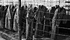 Eine Ausstellung im Museum in Auschwitz zeigt die Häftlingskleidung. Die einheitliche Kleidung sollte die Gefangenen als Sträflinge kennzeichnen und eine Flucht erschweren. Obwohl die Nationalsozialisten einen sehr detaillierten Regelsatz hatten, welche Kleidungsteile ausgegeben werden sollten, erhielten die Häfltinge oft unpassende und zerschlissene Kleidung, die weder vor Kälte noch Nässe schützte. Foto: flickr/ Míster Wayne