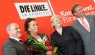 Luc Jochimsen, Bundestagsabgeordente der Partei Die Linke, steht am Dienstag (08.06.2010) im Bundestag in Berlin nach der Abgabe einer Stellungnahme mit einem Blumenstrauß neben Gregor Gysi, dem Vorsitzenden der Linken-Bundestagsfraktion, den Parteivorsitzenden Gesine Lötsch und Klaus Ernst (r). Jochimsen war von ihrer Partei als Kandidatin für die Wahl zur Bundespräsidentin nominiert worden. Foto: Tobias Kleinschmidt dpa +++(c) dpa - Bildfunk+++ Foto: dpa