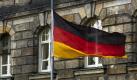 Betroffenheit in ganz Deutschland: Auf Halbmast wehende Deutschlandflagge vor der sächsische Staatskanzlei in Dresden. Mit Gedenkveranstaltungen und einer Schweigeminute ist bundesweit an die zehn Opfer der Neonazi-Zelle NSU erinnert worden. Foto: Arno Burgi Foto: dpa