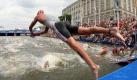 Der Neuseeländer James Elvery springt in die Hamburger Binnenalster. Zum Triathlon-Weltcup war die gesamte Weltelite zu Gast in der Hansestadt. Foto: dpa