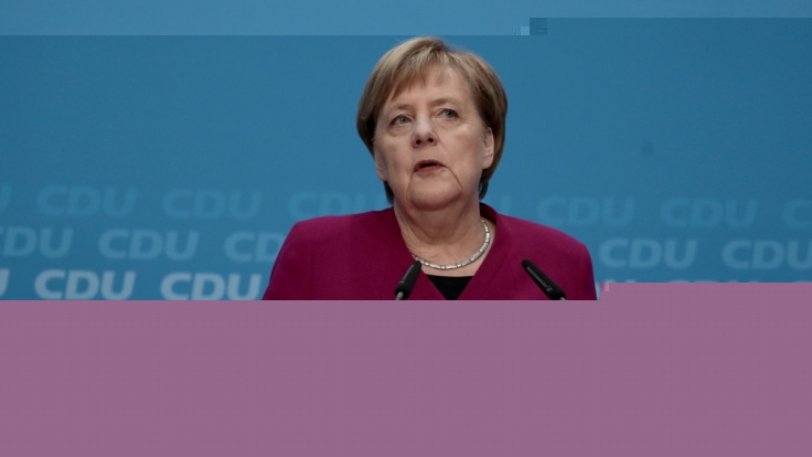Angela Merkel gibt auf einer Pressekonferenz ihre Entscheidung bekannt, ihr Amt als Parteivorsitzende der CDU aufzugeben und nicht erneut als Bundeskanzlerin zu kandidieren.