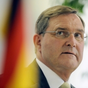 Jung verteidigt Luftangriff (Foto)