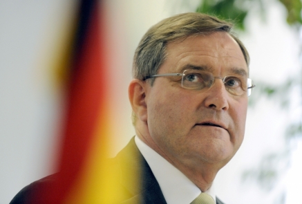 Jung verteidigt Luftangriff (Foto)