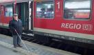 Aufmerksamkeitsfelder aus Noppen- oder Riffelblechplatten auf den Bahnsteigen zeigen Treppen, Aufzüge, Abzweigungen oder Richtungsänderungen an. Foto: dpa