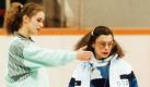 Der Grundstein ihres Erfolgs und ihrer Popularität ist aber das Eiskunstlaufen. Katarina Witt bespricht bei den Olympischen Spielen 1988 mit ihrer Trainerin Jutta Müller (rechts) auf dem Eis den Trainingsablauf. In Calgary gewann sie ihre zweite olympische Goldmedaille.
 Foto: dpa