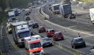 Enge linke Fahrstreifen an Autobahnbaustellen sind der Horror vieler Autofahrer. Wenn rechts Lastwagen über den Mittelstreifen ragen und der Hintermann drängelt, sinkt manch einem das Herz in die Hose. Foto: dpa