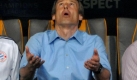 Ob beten hilft? Mnchens Trainer Jrgen Klinsmann fleht den Himmel an. Foto: dpa
