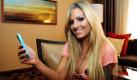 Die US-amerikanische Pornodartsellerin Teagan Presley freut sich, dass sie mit ihrem neuen iPhone demnächst den Anrufer sehen kann. Das Telefon bietet die neue Funktion Face Time, die es erlaubt, per Videotelefonie mit dem Gesprächspartner zu kommunizieren. Foto: ap